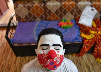 Badut Bantu Anak-anak di Mumbai India Melawan COVID-19