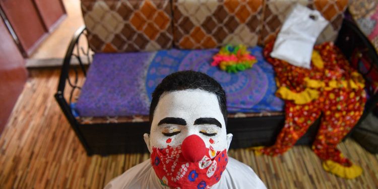 Badut Bantu Anak-anak di Mumbai India Melawan COVID-19