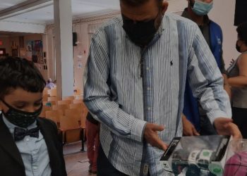 Masjid di New York Bagi Mainan Gratis kepada Siswa dari Semua Agama