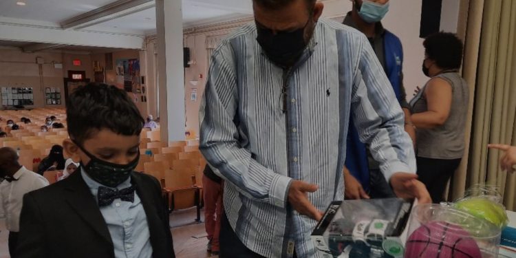 Masjid di New York Bagi Mainan Gratis kepada Siswa dari Semua Agama