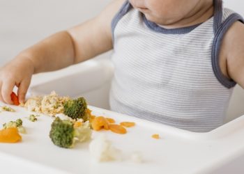 Pentingnya Makanan Padat pada Bayi