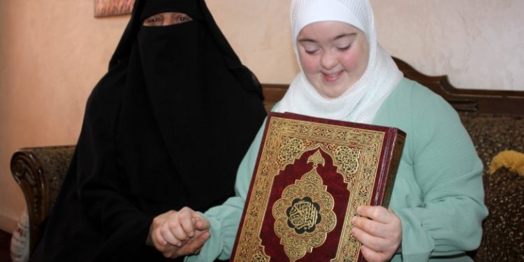 Down Syndrome Tidak Menghalangi Rawan Dweik Jadi Penghafal Al-Qur'an