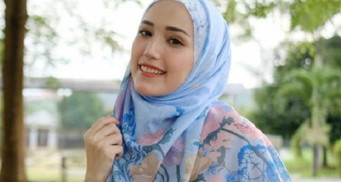 Tips Menyamarkan Kelopak Mata Simetris dengan Make Up ala Adelia Pasha