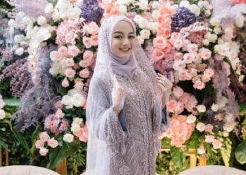 4 Inspirasi Kebaya Modern Warna Lilac yang Cocok untuk Lamaran