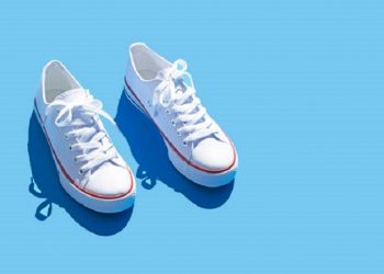 3 Cara Tepat Mencuci Sepatu Putih agar Tidak Menguning
