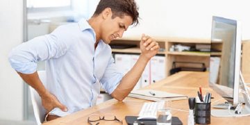 Waspada, Duduk Terlalu Lama di Depan Komputer Bisa Lemahkan Otot