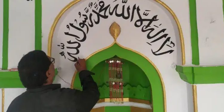 Chowhan, Pria Hindu yang Kaligrafi Karyanya Hiasi 200 Masjid di India