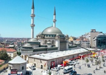 Para wisatawan mulai berbondong-bondong mengunjungi Masjid Taksim, tambahan terbaru untuk landmark yang ada di kota di Istanbul.