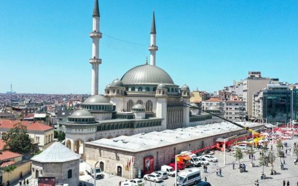 Para wisatawan mulai berbondong-bondong mengunjungi Masjid Taksim, tambahan terbaru untuk landmark yang ada di kota di Istanbul.