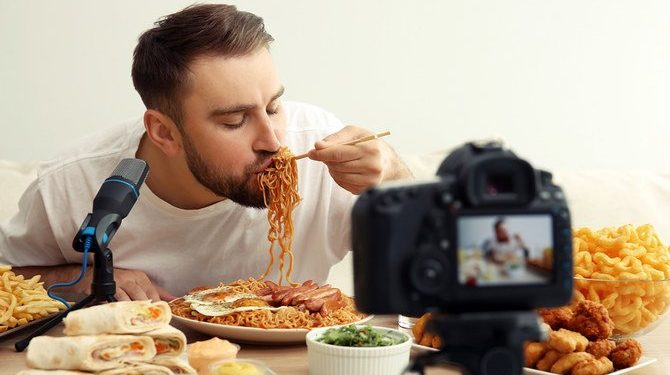 Mukbang Jadi Tren Baru Youtuber di Arab Saudi