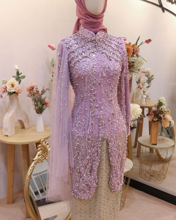 4 Inspirasi Kebaya Warna Lilac yang Cocok untuk Lamaran