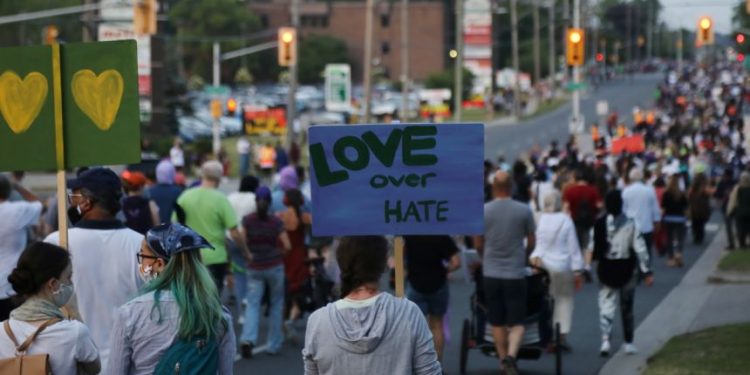 Ribuan Warga Kanada Pawai Dukung Keluarga Muslim Korban Islamofobia