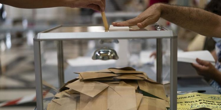 Kepala KPPS dalam Pemilu Regional Prancis Dicopot karena Kenakan Jilbab