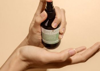 4 Cleansing Oil Lokal yang Bikin Kulit Wajah Bersih dan Halus