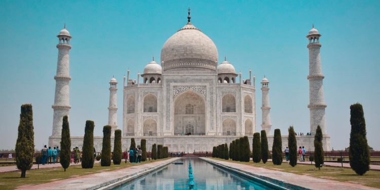 Taj Mahal Dibuka Kembali untuk Wisatawan