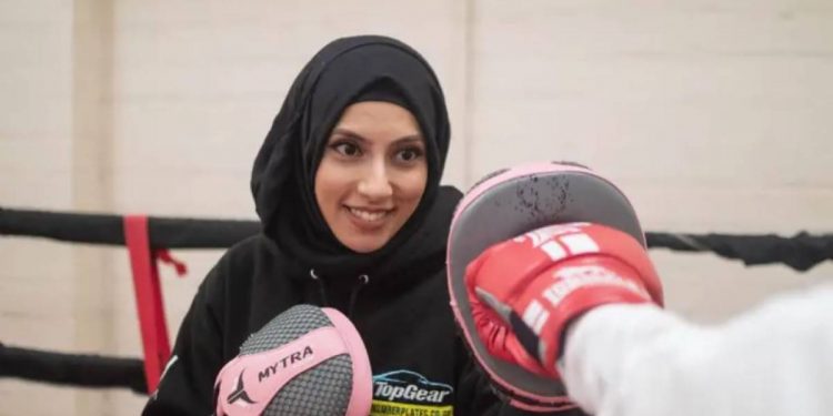 Pelatih Tinju Berhijab Inggris Pertama Kampanyekan Kesetaraan dan Keragaman