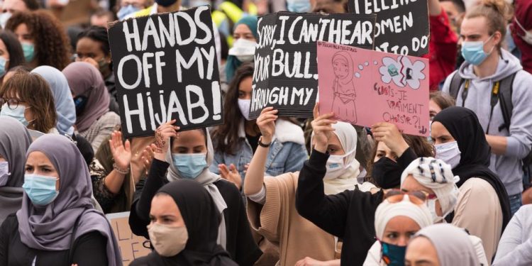 Perusahaan Transportasi Brussel Cabut Larangan Hijab Setelah Mendapat Denda