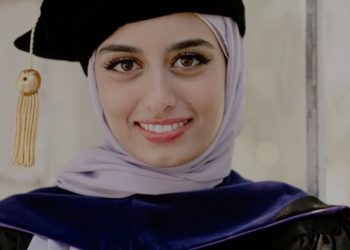 Bikin Sejarah, Mahasiswi Muslim Ini Kenakan Jilbab Saat Wisuda Fakultas Hukum