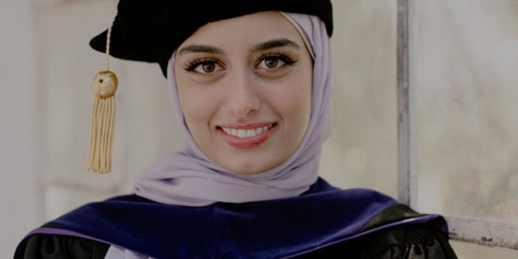 Bikin Sejarah, Mahasiswi Muslim Ini Kenakan Jilbab Saat Wisuda Fakultas Hukum