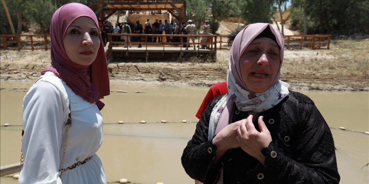 Wanita Palestina Bersatu Kembali dengan Keluarganya Setelah 24 Tahun