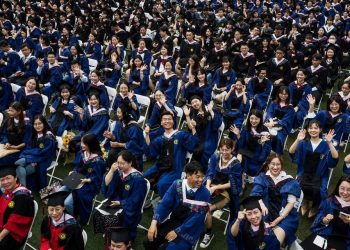 Wuhan Gelar Upacara Kelulusan Besar-besaran Tanpa Masker dan Jarak Sosial