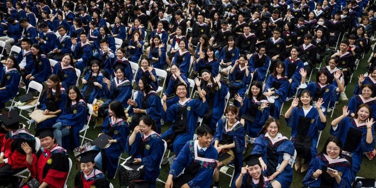 Wuhan Gelar Upacara Kelulusan Besar-besaran Tanpa Masker dan Jarak Sosial