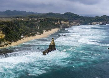 Buyutan, Pantai Pasir Putih yang Eksotik di Pacitan
