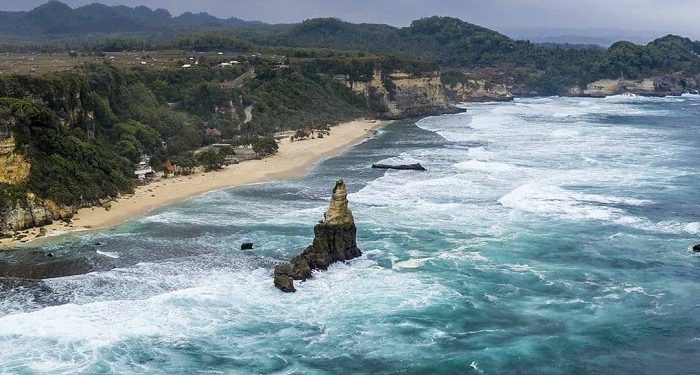 Buyutan, Pantai Pasir Putih yang Eksotik di Pacitan