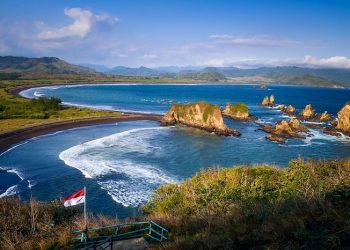 Keindahan Wisata Teluk di Jember yang Berbentuk Hati