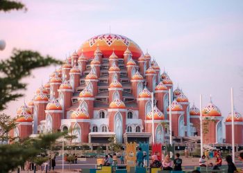 Pesona Indah Masjid 99 Kubah yang Wajib Kamu Kunjungi