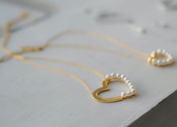 Tafsir Surat Al-Kahfi Ayat 7, Perhiasan Dunia sebagai Ujian