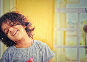 Minum Air Dingin Bukan Penyebab Gigi Anak Berlubang