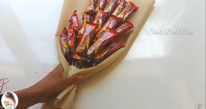 Membuat Buket Jajanan untuk Sahabat