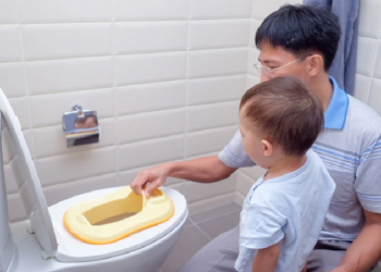 Mengajarkan Si Kecil Melakukan Toilet Training