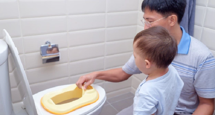 Mengajarkan Si Kecil Melakukan Toilet Training