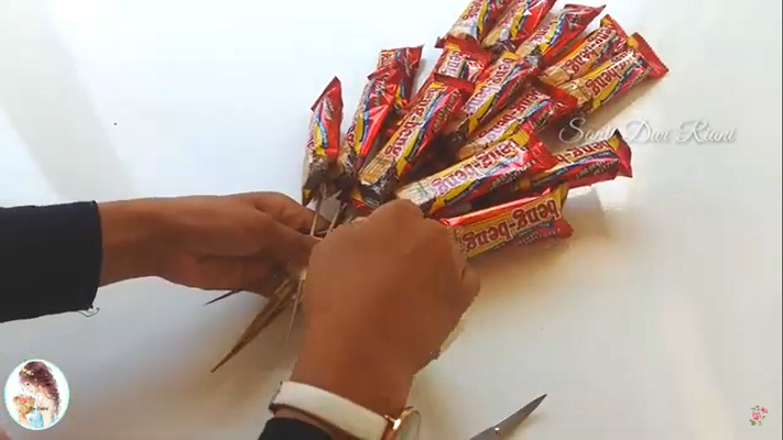 Membuat Buket Jajanan untuk Sahabat