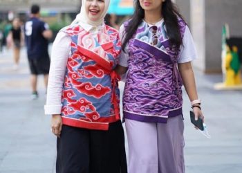 Tampil Kompak, Nur Asia Uno dan Putri Sulungnya Pakai Batik Mega Mendung