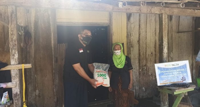Kebahagiaan Mbah Sunarti dapat Beras dari BMH Pos Da'i