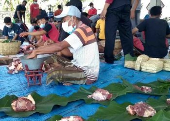 Unik, Pembagian Daging Kurban dengan Daun Jati di Jember