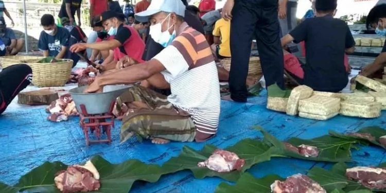 Unik, Pembagian Daging Kurban dengan Daun Jati di Jember