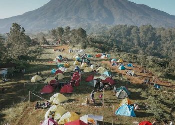 Gayatri Citeko Puncak, Kemah di Tengah Gunung Gede Pangrango dan Gunung Salak