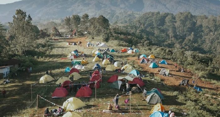 Gayatri Citeko Puncak, Kemah di Tengah Gunung Gede Pangrango dan Gunung Salak