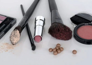 4 Cara Mengaplikasikan Blush On agar Wajah Terlihat Tirus