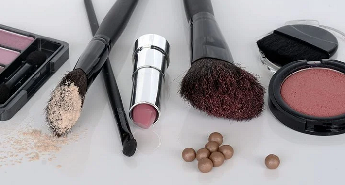 4 Cara Mengaplikasikan Blush On agar Wajah Terlihat Tirus