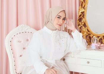 7 Rekomendasi Bahan Hijab yang Cocok untuk Wisuda