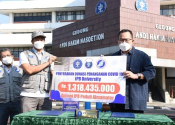 Alumni IPB Serahkan Donasi 1,3 M untuk Pengadaan Tabung Oksigen bagi IPB Univessity