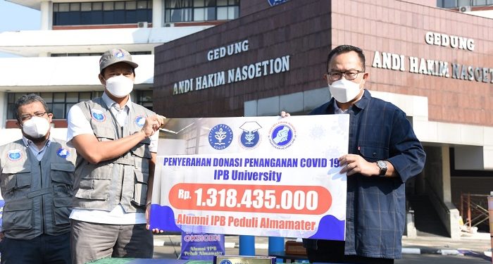 Alumni IPB Serahkan Donasi 1,3 M untuk Pengadaan Tabung Oksigen bagi IPB Univessity