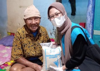 Bantu Lansia Dhuafa, Yayasan Ruang Insan Berbagi Bagikan Satu Ton Beras