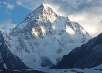 Pendaki Termuda Pakistan Berhasil Memanjat K2