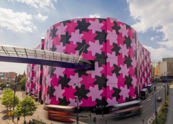 Desainer Keturunan Afghanistan-Pakistan Perkenalkan Kanvas Terbesar di Dunia